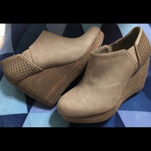 Dr. Scholls Wedge Bootie  size 8W Taupe